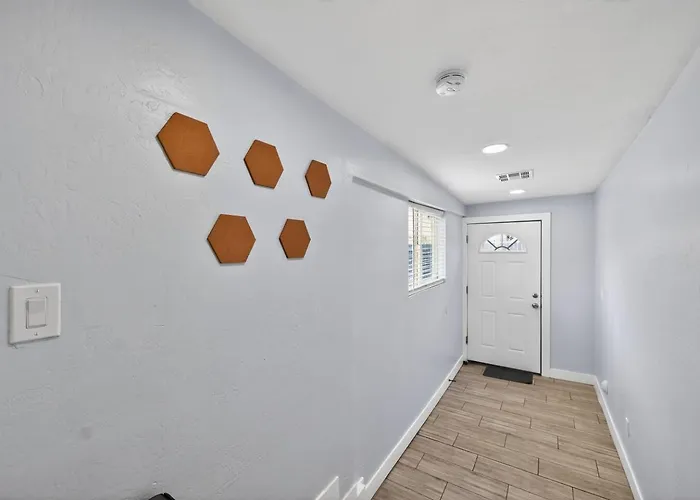 The Haven Luxury 2br Near Banner & Chase *